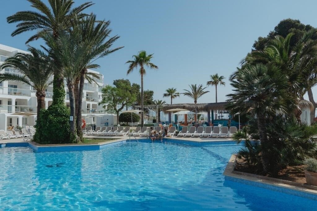 Фотографія Aparthotel Ses Fotges 4*