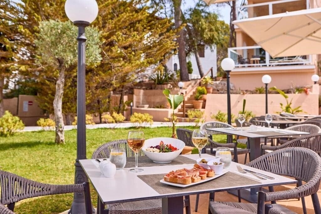 Фотографія Universal Aparthotel Don Camilo 4*