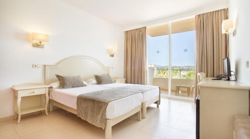 Готель Bakour Garbi Cala Millor 4*