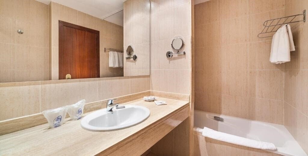 Фотографія Bakour Garbi Cala Millor 4*