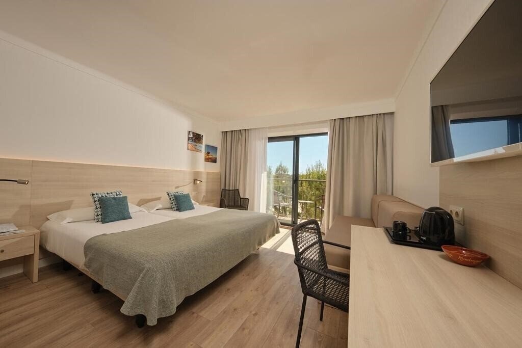 Фото Hotel Apts Playa Mondrago 3*
