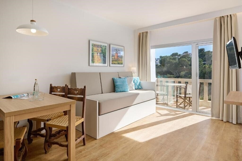 Отель Hotel Cala Santanyi & Apartamentos 4*
