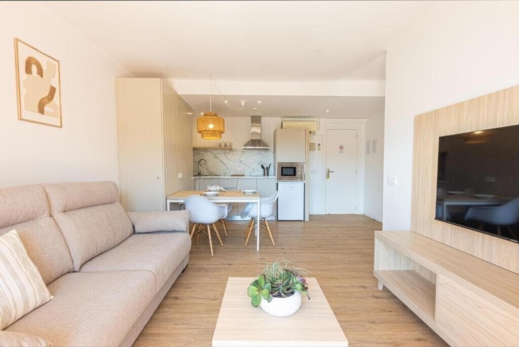 Фотография Martinez Apartments 2*