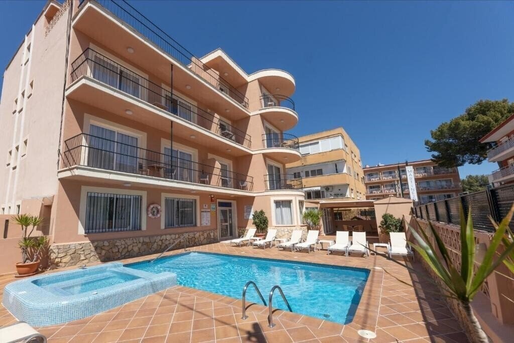 Отель Martinez Apartments 2*