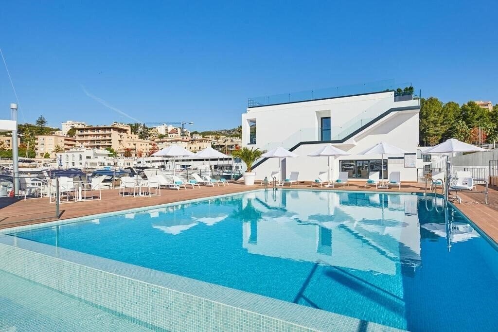 Готель Calanova Sports Residence 4*