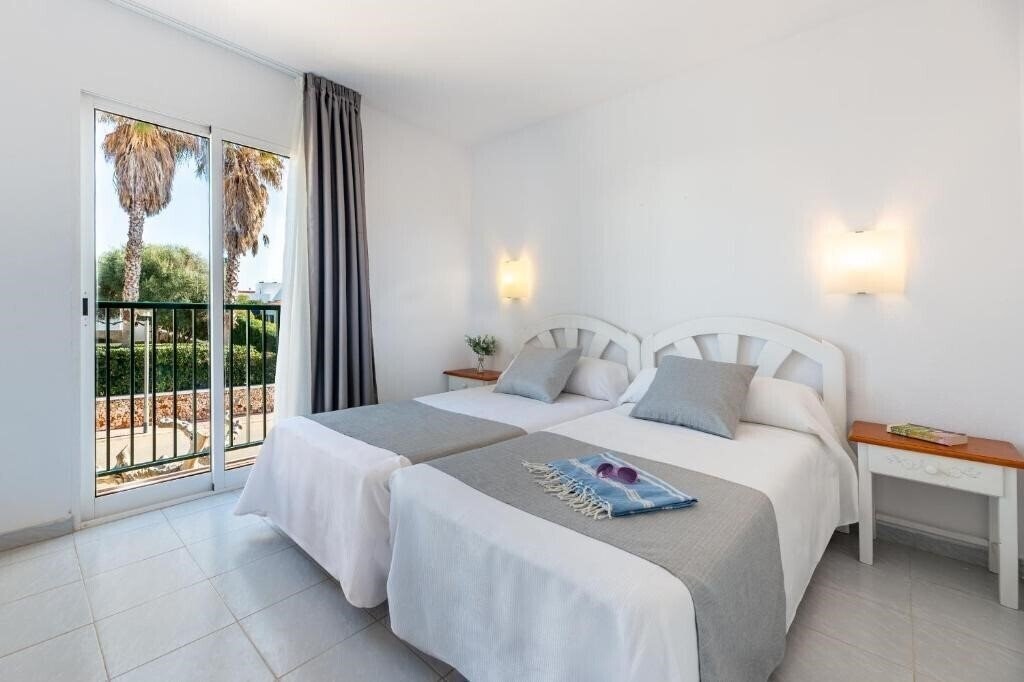 Готель Vibra Caleta Playa Apartamentos (ex. Vacances Menorca Caleta Playa) 3*