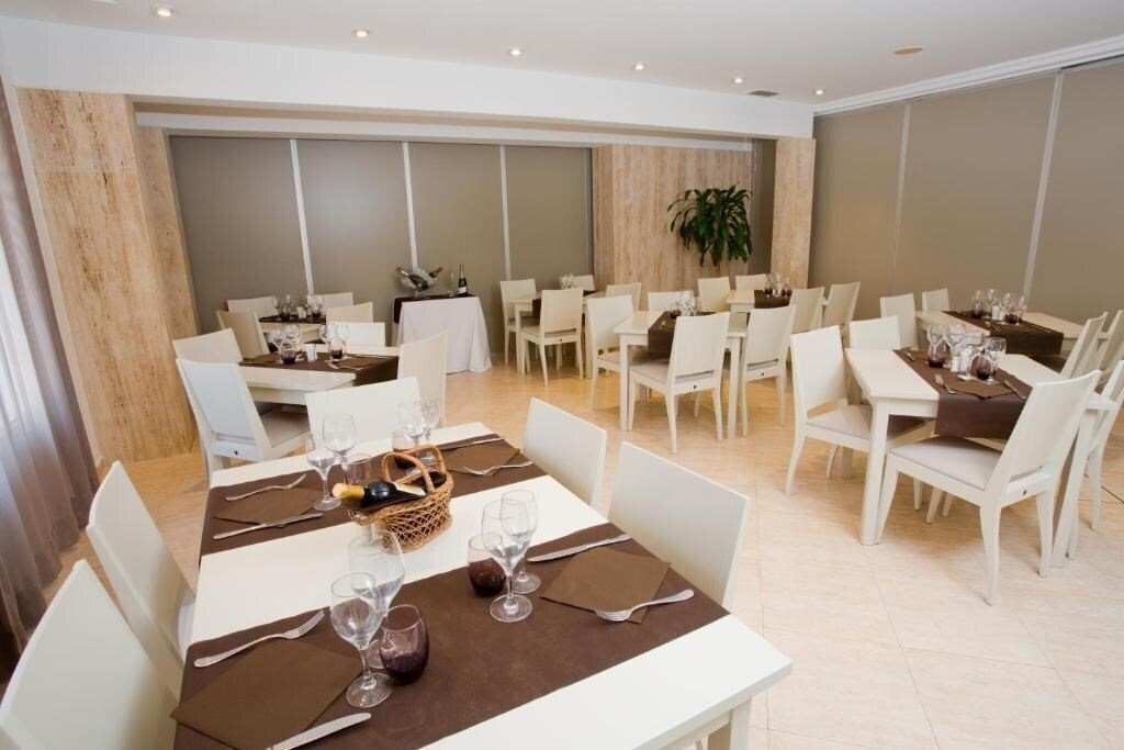 Фото Jeni & Restaurant Hotel 3*