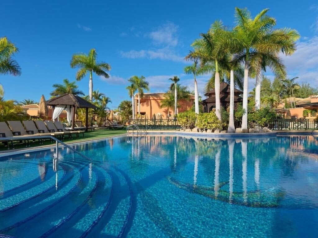 Отель Green Garden Resort & Suites 4*