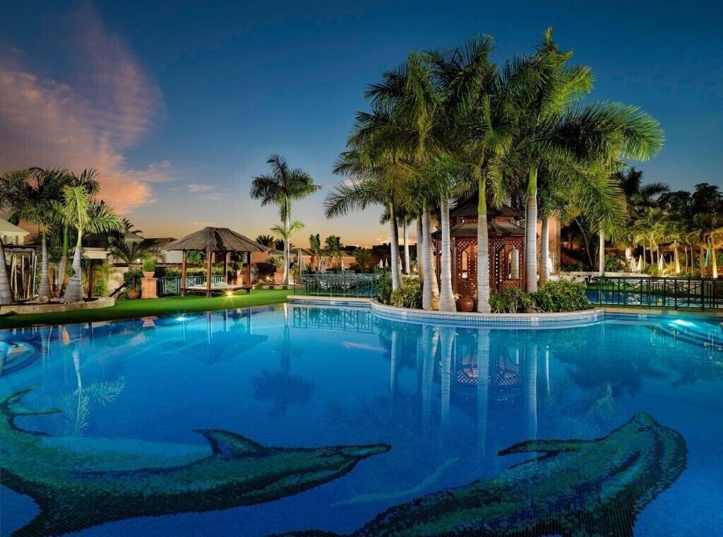 Готель Green Garden Resort & Suites 4*