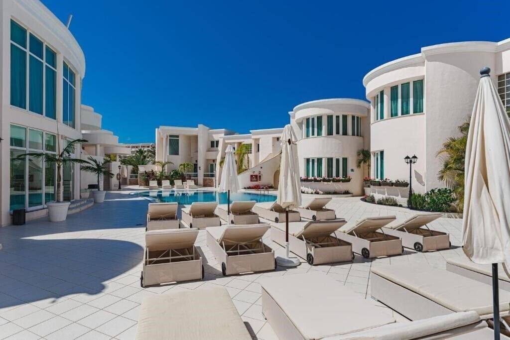 Фотографія Flamingo Suites 4*