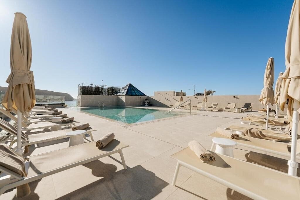 Готель Reveron Plaza 4*