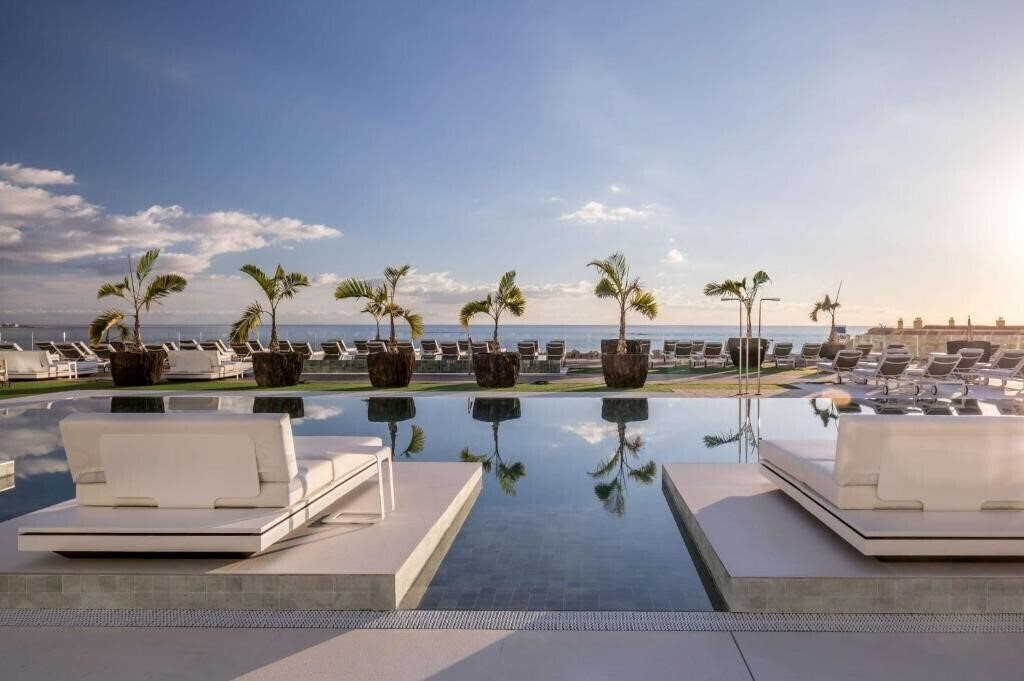 Отель Royal Hideaway Corales Suites 5*