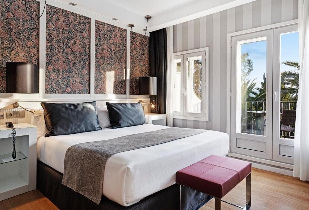 Фотографія Catalonia Reina Victoria Wellness & Spa 4*