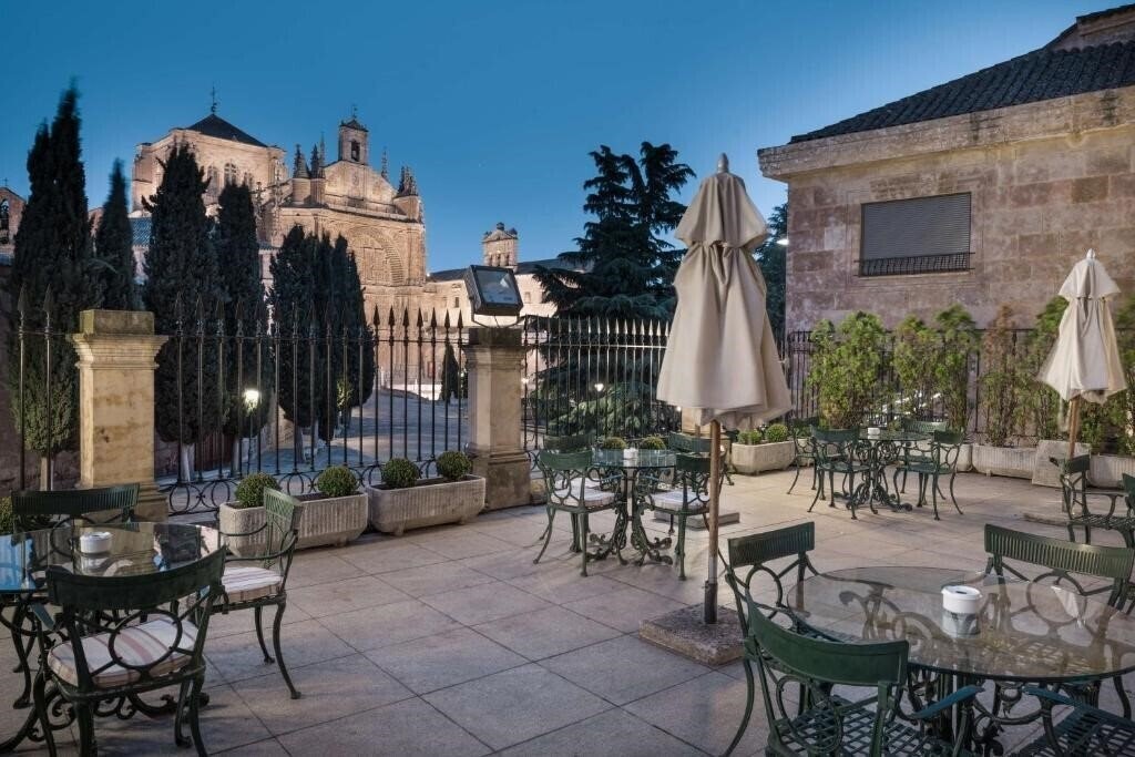 Отель Nh Palacio De Castellanos 4*