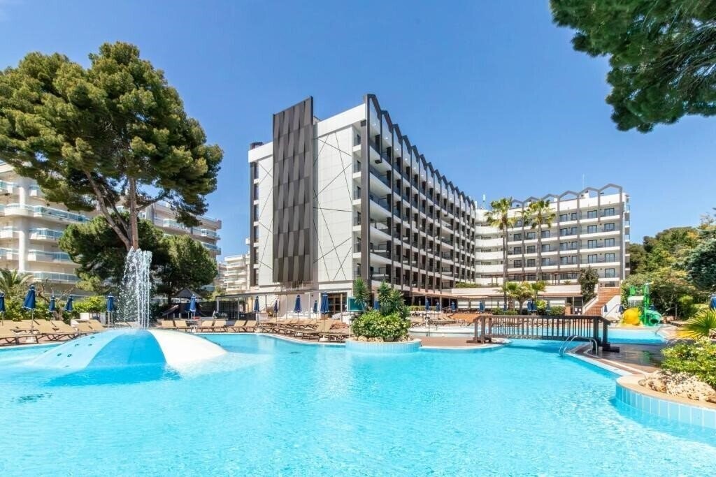 Отель Golden Avenida Family Suites 4*
