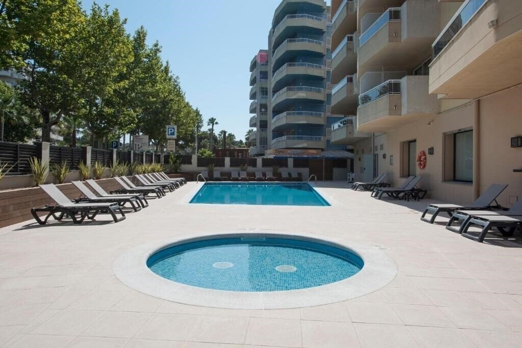Отель California Apartments 3*