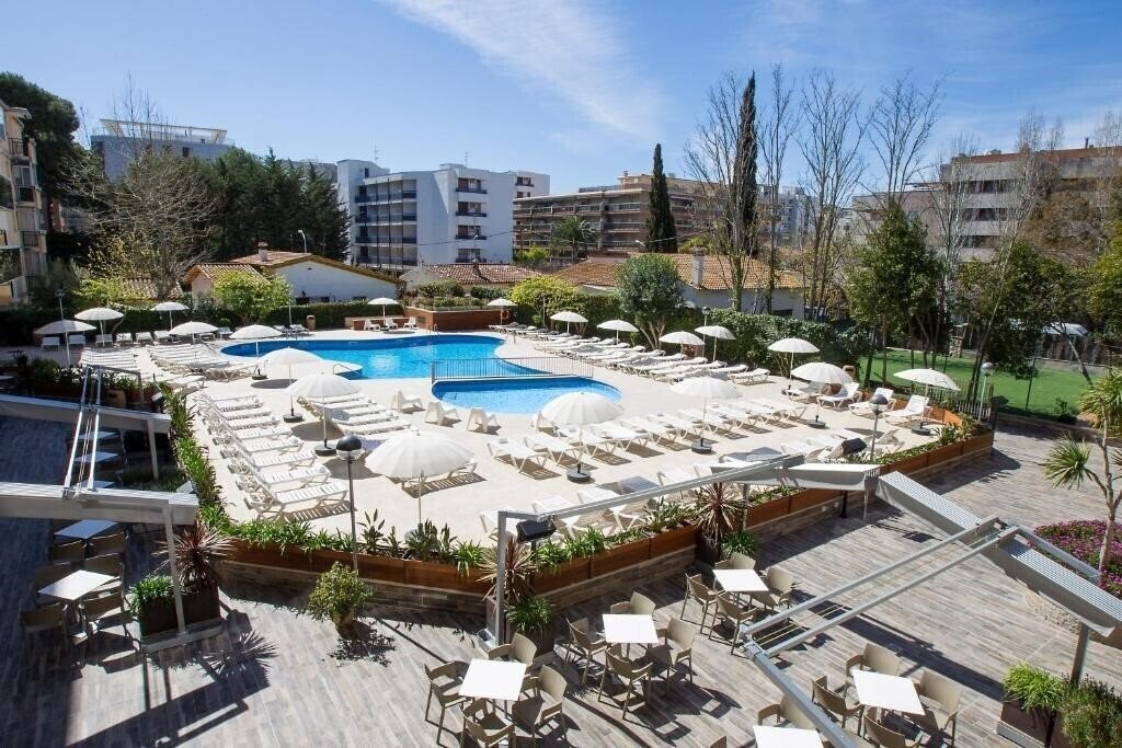 Готель CYE Holiday Centre Aparthotel 3*