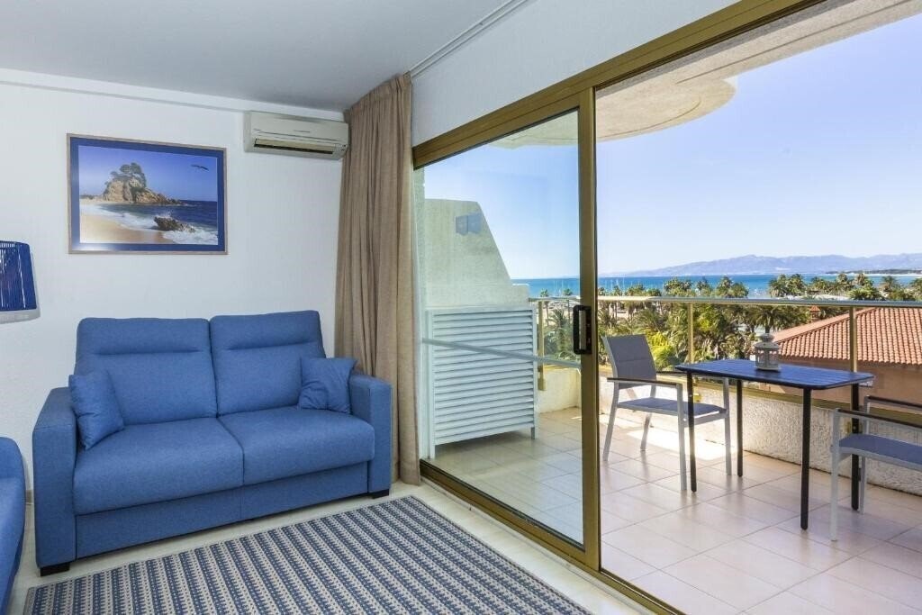 Отель Acacias Apartamentos Salou 3*