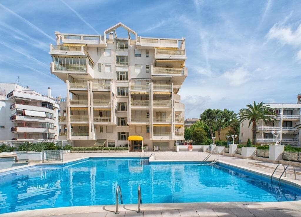 Готель Ona Suites 3*
