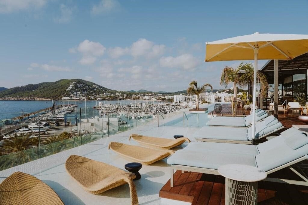 Отель Aguas de Ibiza 4*