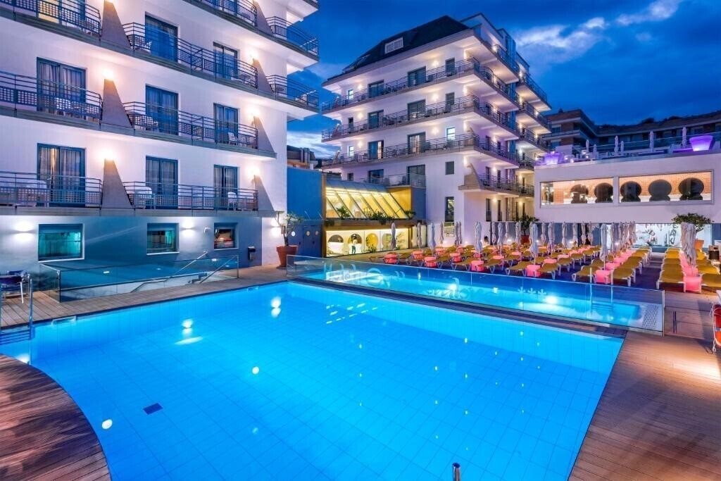 Готель Hotel Alhambra 4*