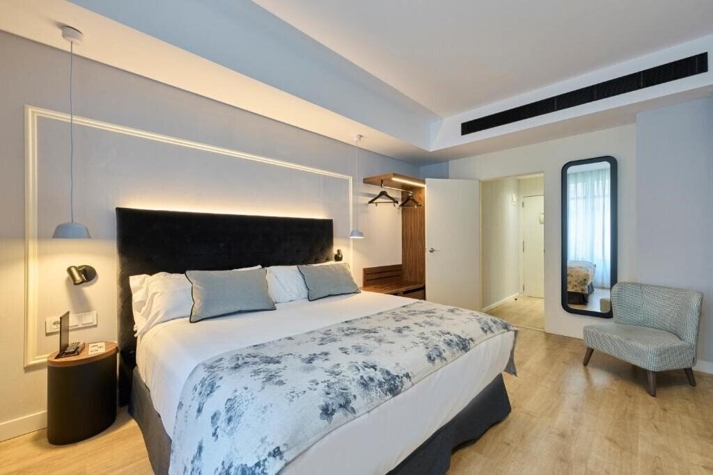 Отель Catalonia El Pilar 4*