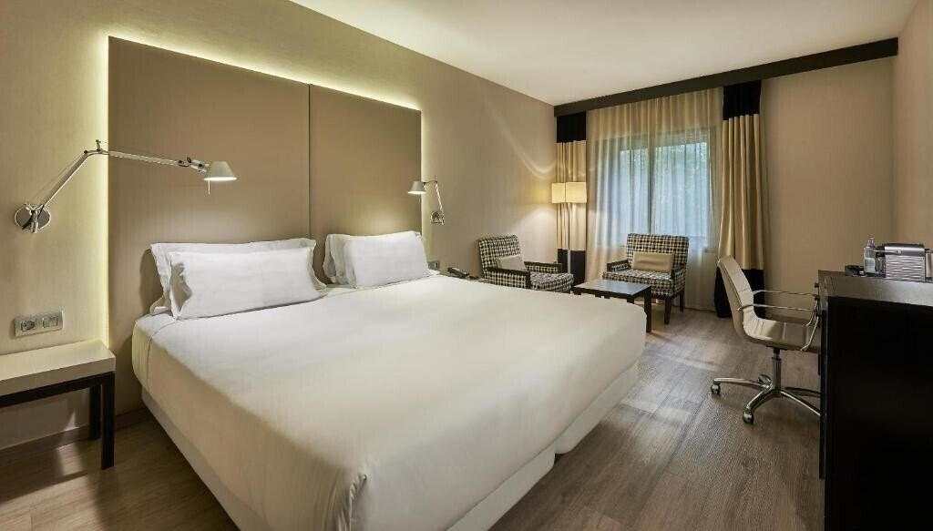 Отель Nh Lleida Pirineos 4*