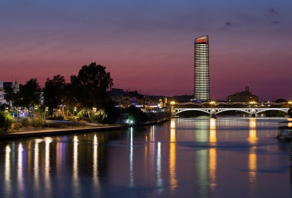 Готель Eurostars Torre Sevilla 5*