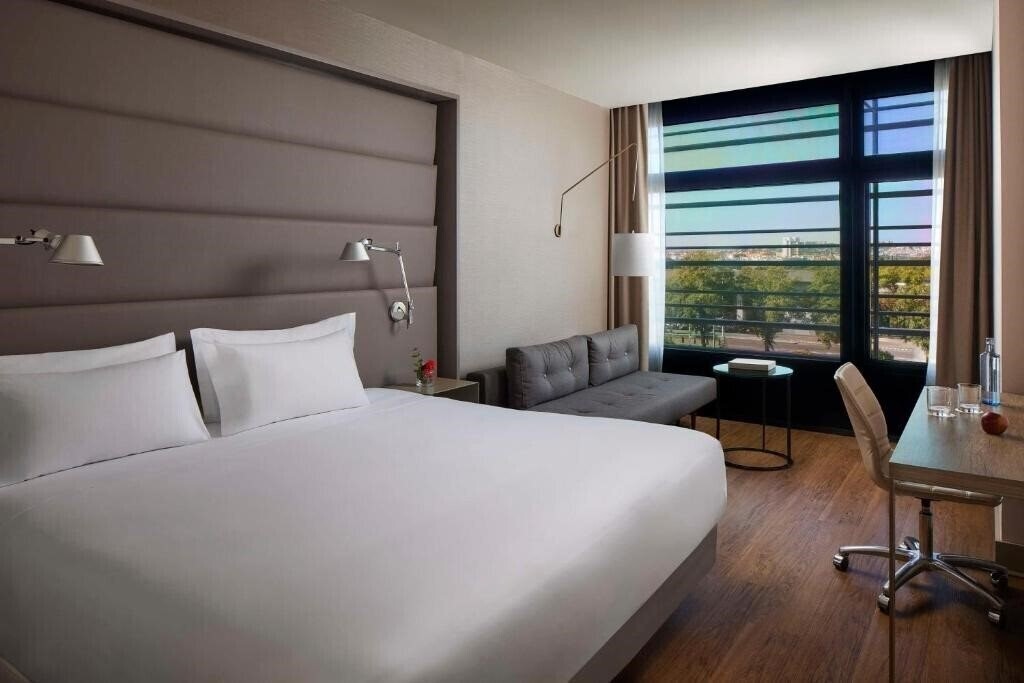 Фотографія Nh Sevilla Plaza De Armas 4*