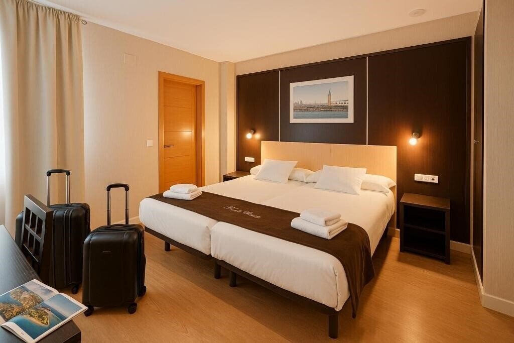 Отель Plaza Sevilla 3*