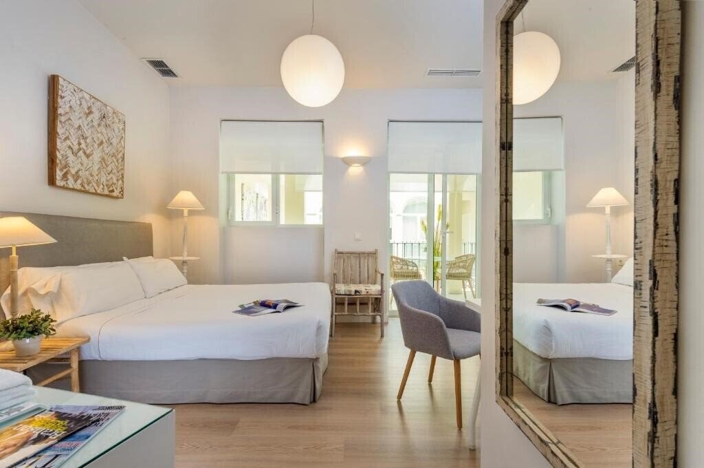 Отель Suites Sevilla Plaza 3*