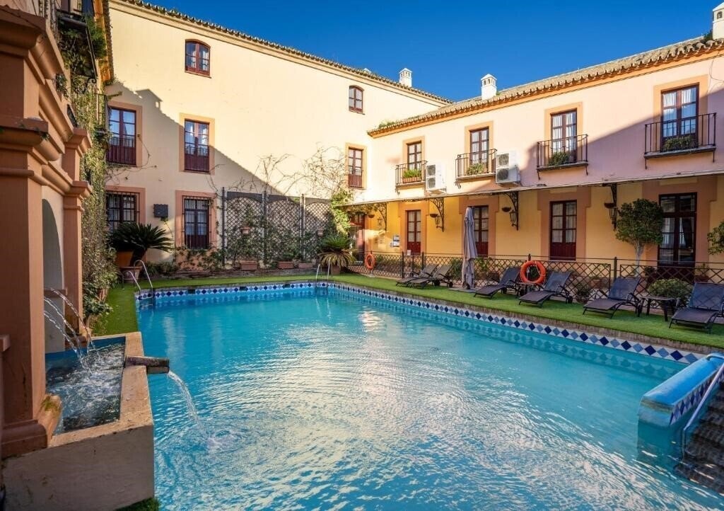 Отель Alcazar De La Reina 4*