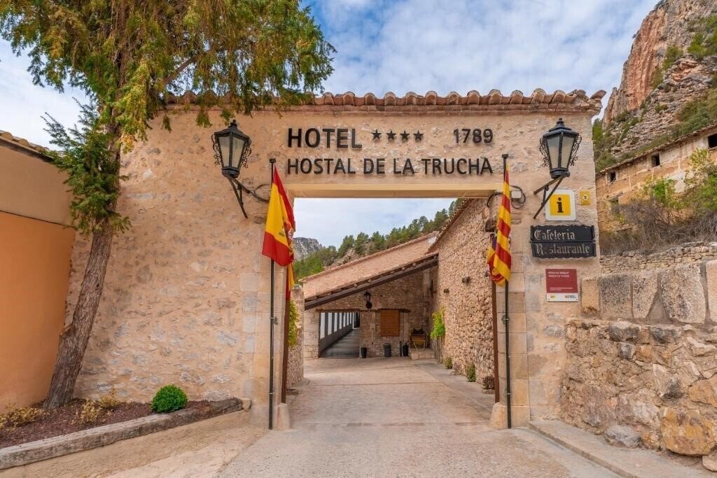 Готель Hostal De La Trucha 4*