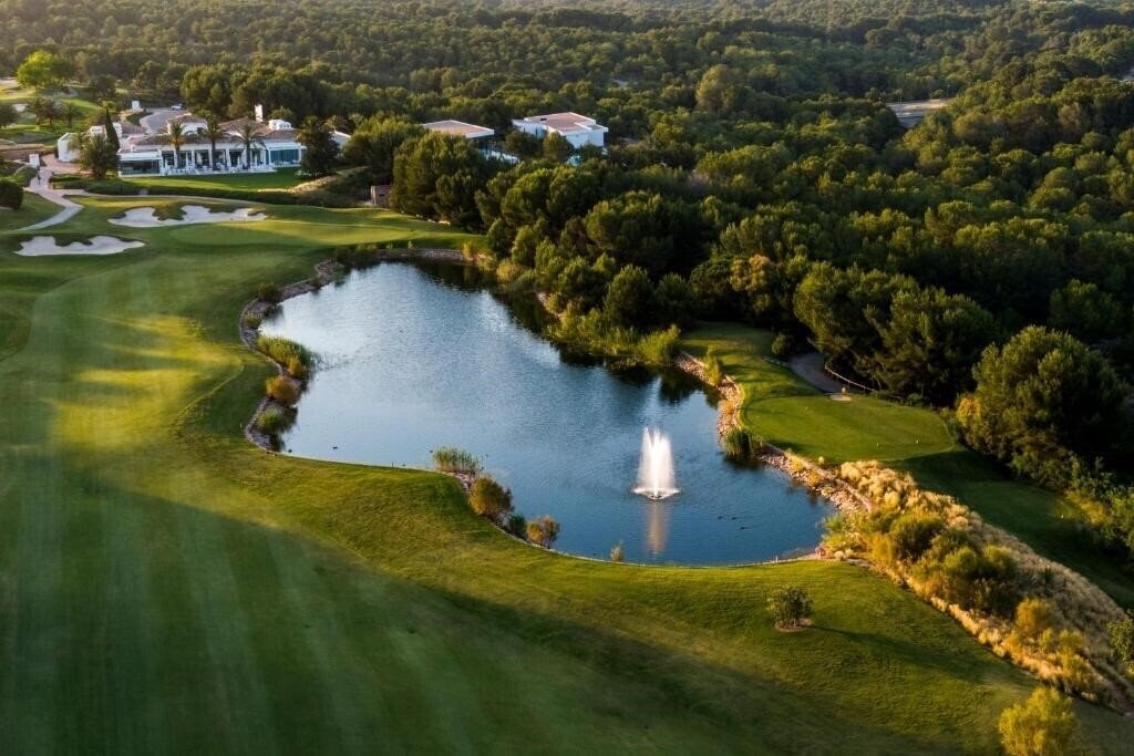 Фотографія Las Colinas Golf & Country Club Residences 3*