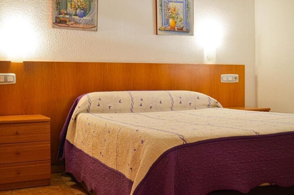 Готель Hostal Gran Via Levante 1*