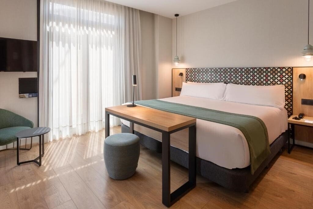 Готель Catalonia Excelsior 3*
