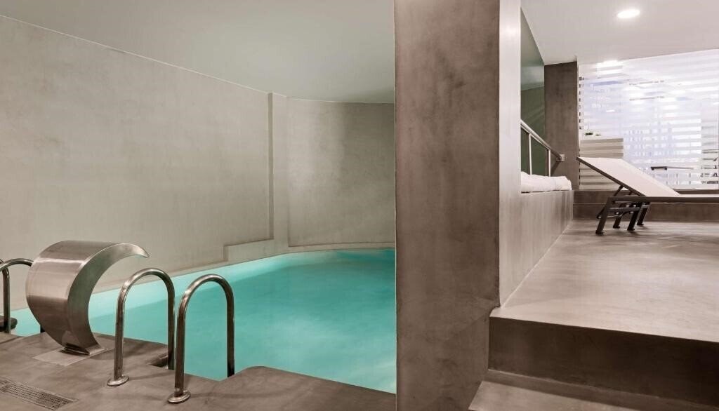 Готель NH Valencia Las Artes 4*