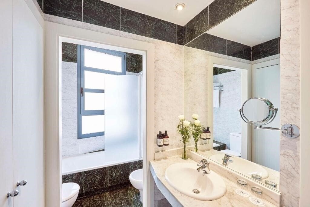 Картинка NH Valencia Las Artes 4*