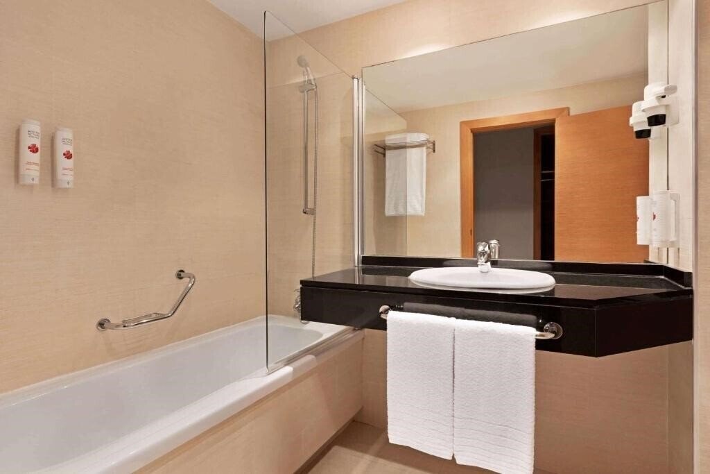 Фото Ramada By Wyndham Valencia Almussafes 3*