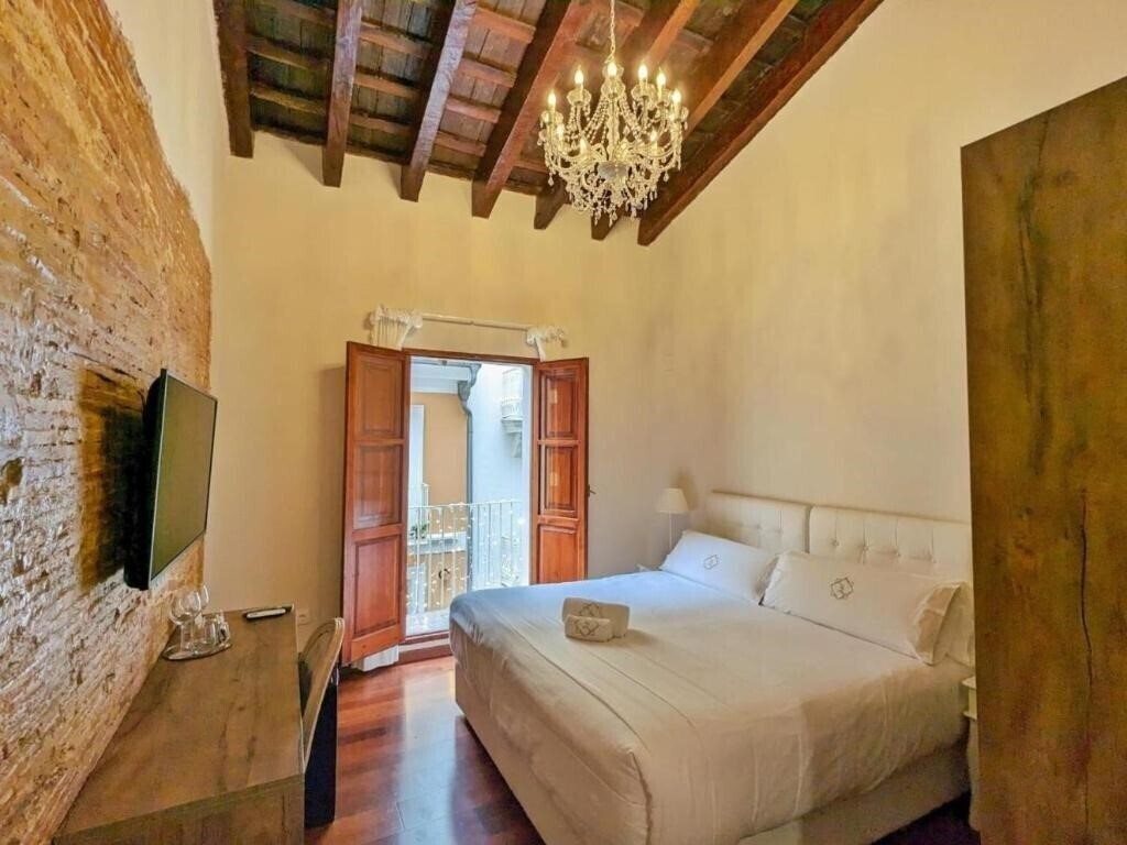 Готель Catalina Suites 4*