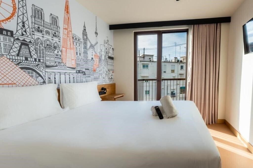 Фото EasyHotel Valencia Ciutat Vella 2*