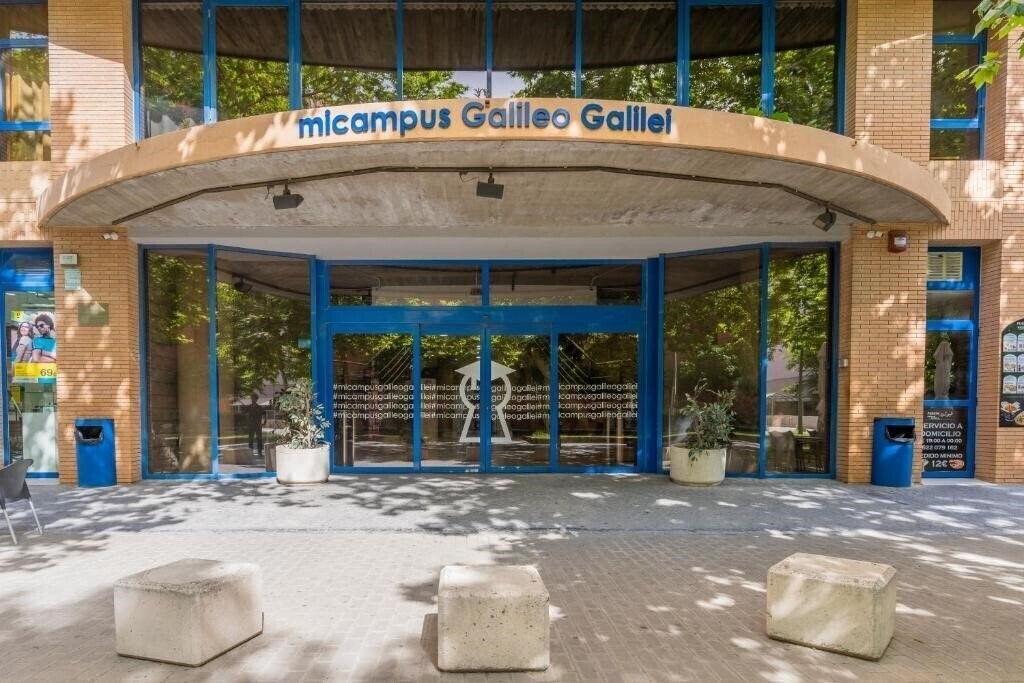 Отель Albergue Juvenil Colegio Mayor Galileo Galilei 3*