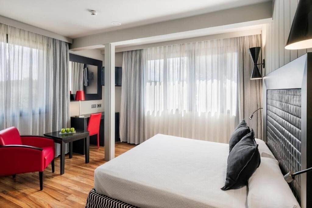 Фото Salles Hotel Aeroport Girona 4*