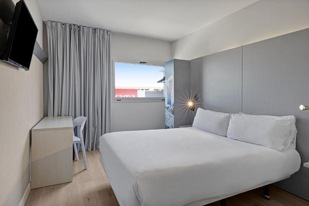 Фото B&B Hotel Girona 2 2*