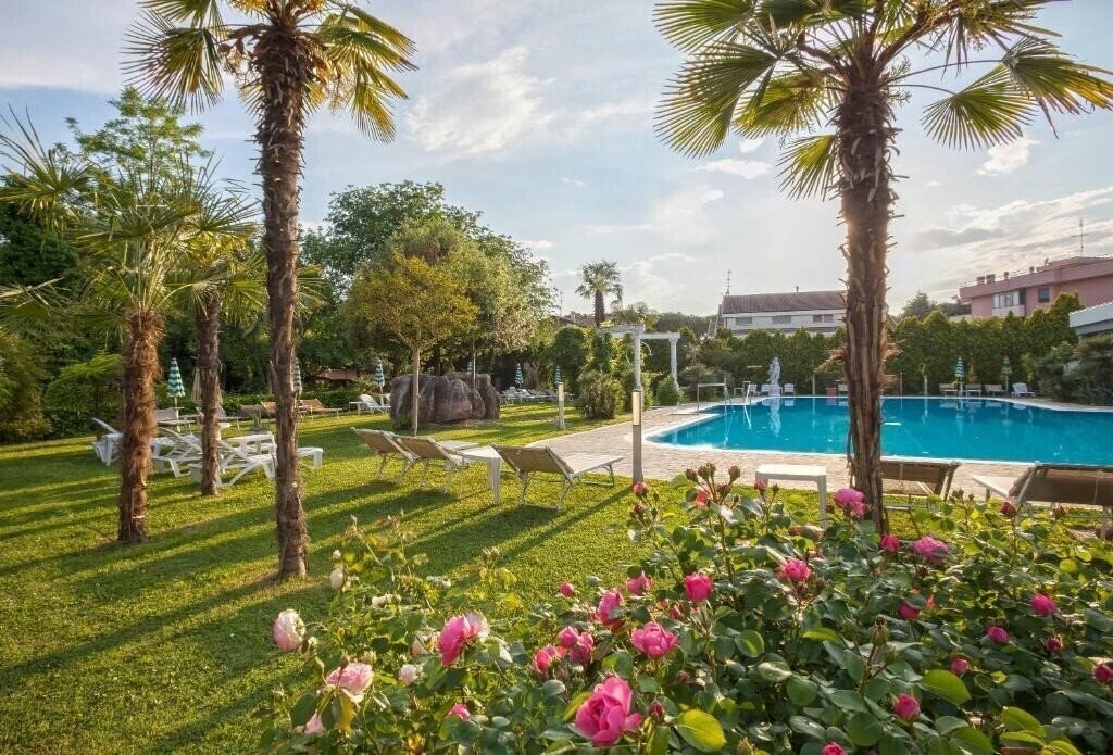 Фотография Harrys Garden 4*