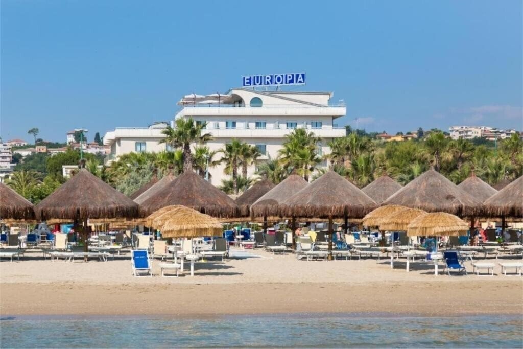 Отель Hotel Europa Beach Village 4*
