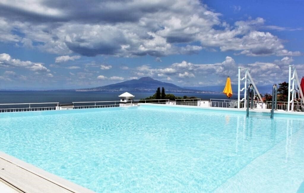 Отель Boutique Hotel Helios 4*