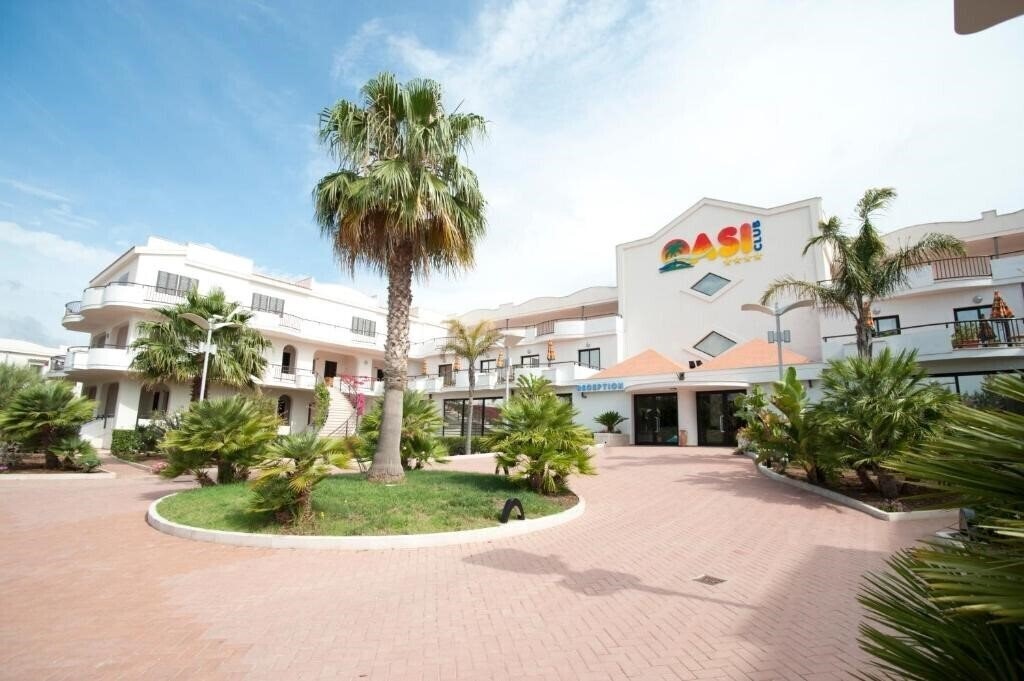 Готель Oasi Club Hotel (Vieste) 4*