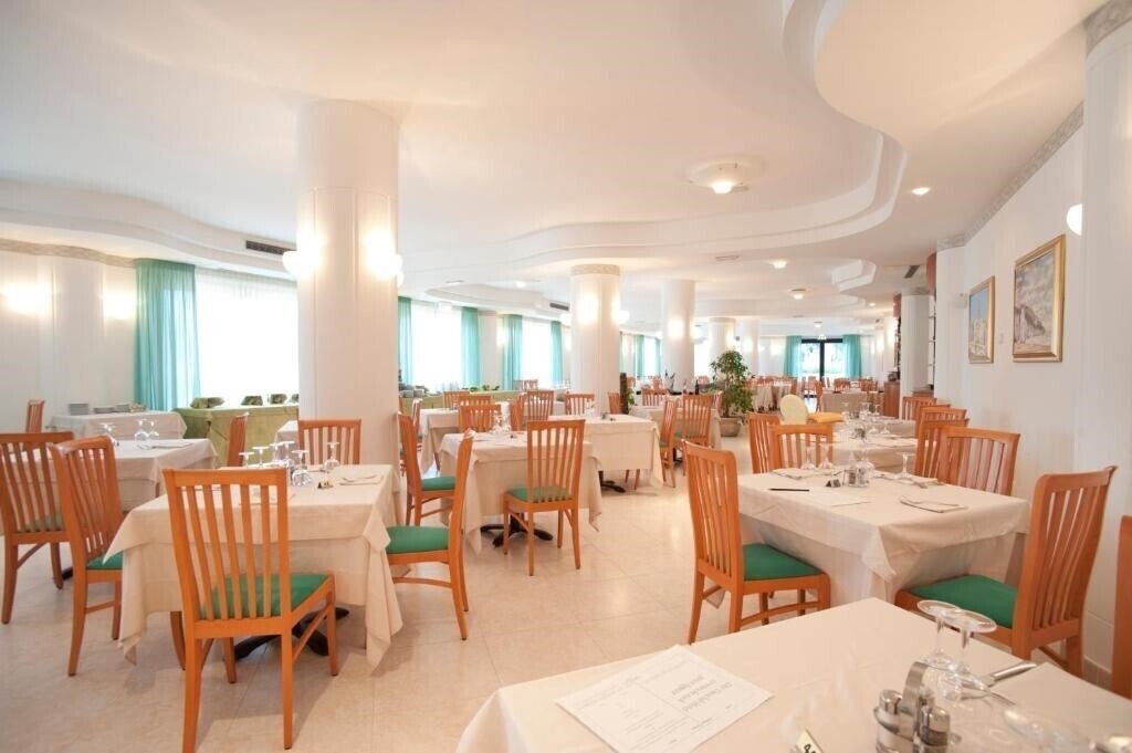 Картинка Oasi Club Hotel (Vieste) 4*