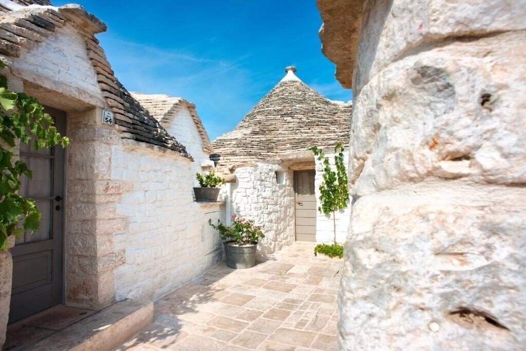 Отель Trulli Holiday 3*